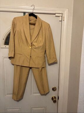 Maggy London Women's Tan Two-Piece Suit - P2P 16, Rise 10, inseam 25